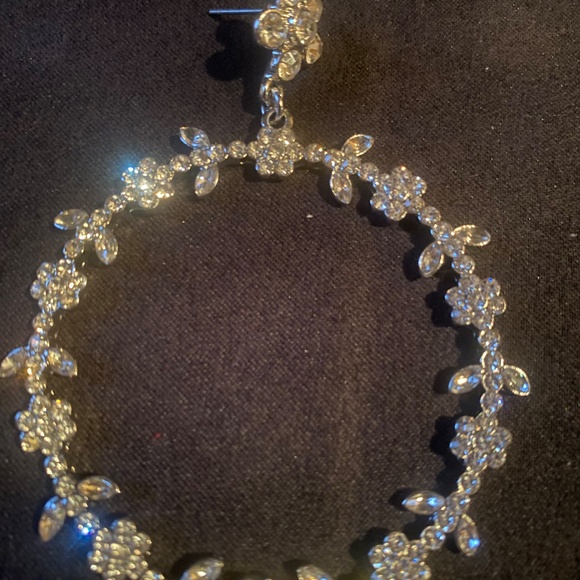 Silver flower hoop earrings - Picture 6 of 8